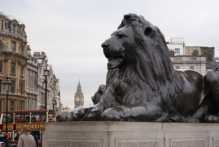 Esculturas De Animales De Todo El Mundo, "Las estatuas de los leones" en la columna de Nelson - Londres, Reino Unido