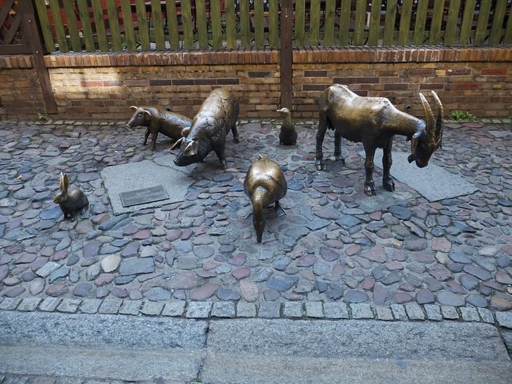 Esculturas De Animales De Todo El Mundo, "En honor a los animales sacrificados"