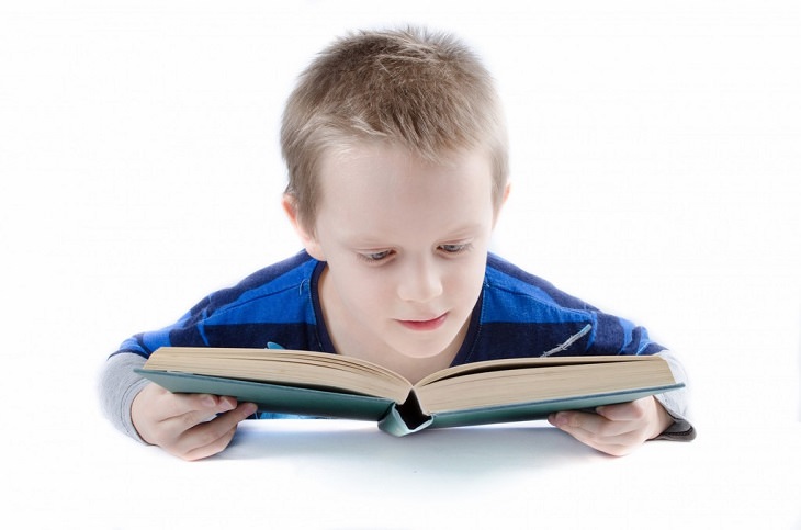 6 Mitos Sobre La Crianza De Niños Bilingües, niño leyendo