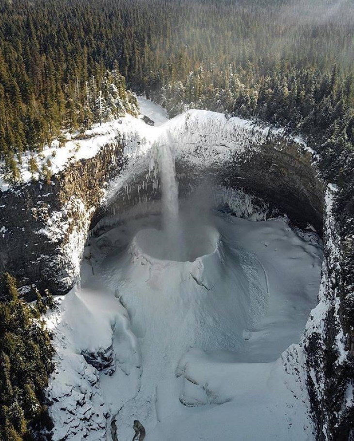 Las cataratas Helmcken parcialmente congeladas en Canadá