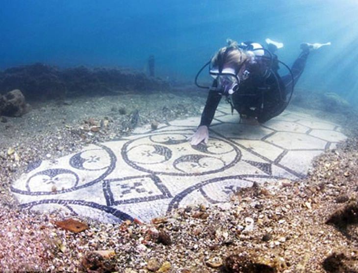 Antigua Ciudad Romana De Baiae, buzo descubre mosaicos