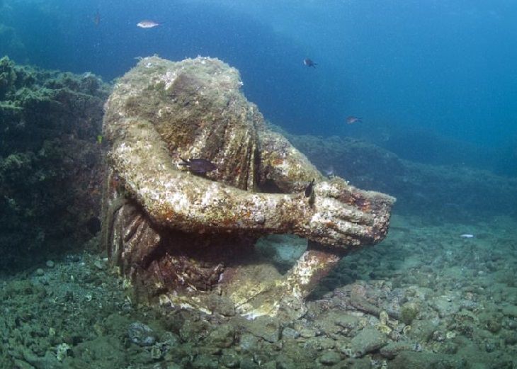 Antigua Ciudad Romana De Baiae, estatua bajo el mar