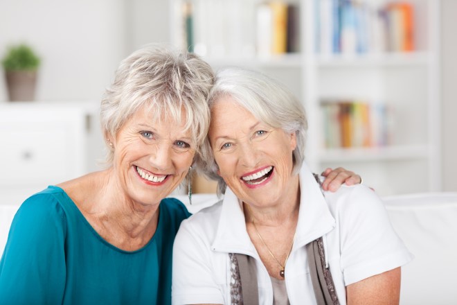 Estudios Sobre Los Orígenes De La Risa, mujeres mayores sonriendo