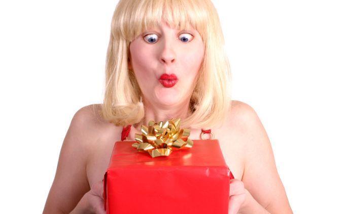 Eres mentiroso: Una mujer recibe un regalo