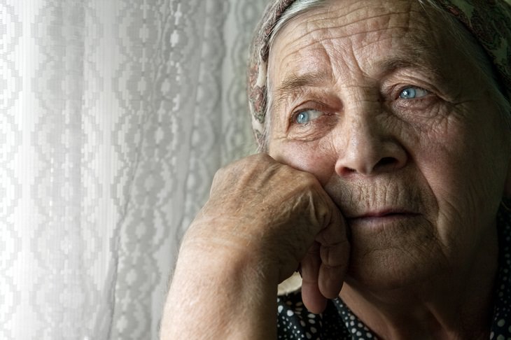 Cómo Afrontar El Final De Una Amistad, mujer mayor mirando por la ventana