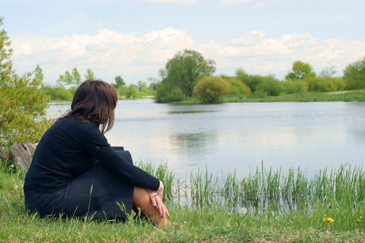 HCómo Afrontar El Final De Una Amistad, mujer observa un lago