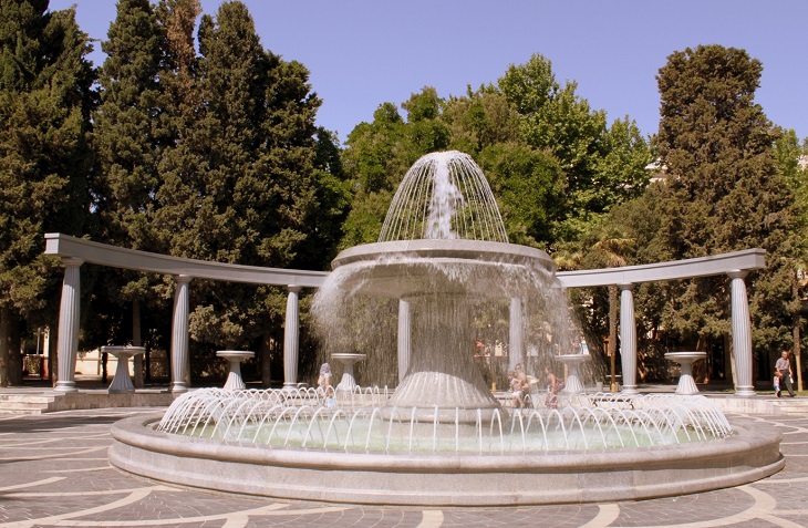 Atracciones Turísticas En Bakú, Plaza de la Fuente