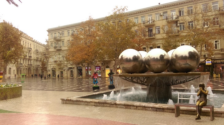 Atracciones Turísticas En Bakú, Plaza de la Fuente