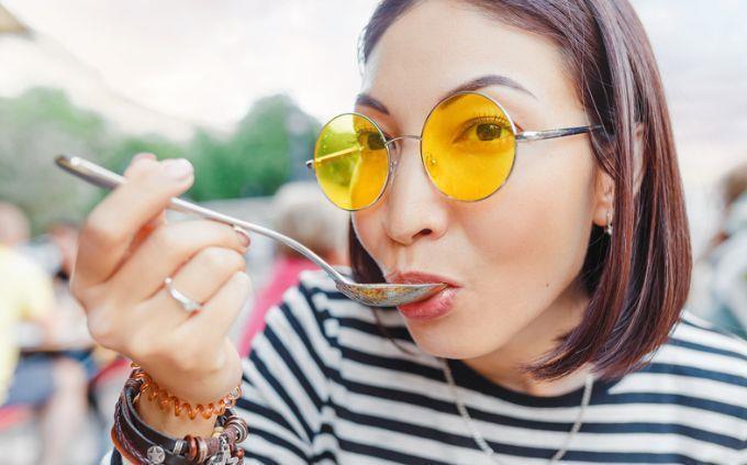 Curiosidades de extrañas costumbres de todo el mundo: Una mujer come sopa