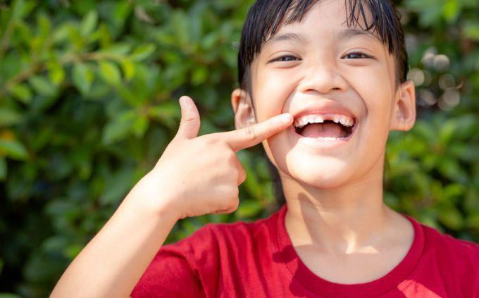 Curiosidades de costumbres extrañas de todo el mundo: Un niño al que le falta un diente