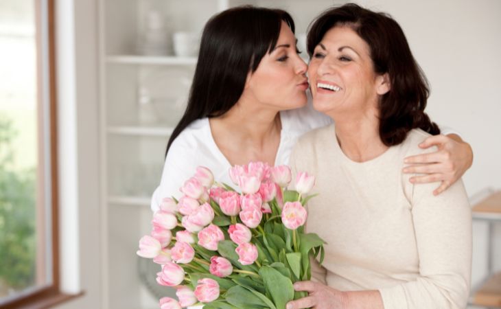 Reflexión Día De Las Madres, hija besando a su mamá
