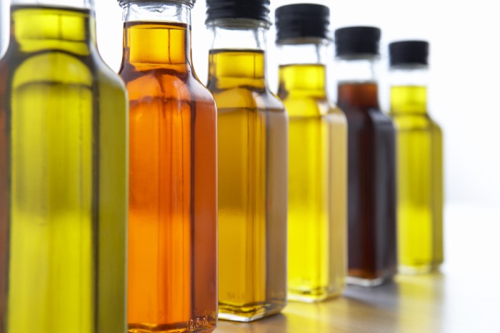 30 Usos Útiles Del Aceite De Oliva, botellas con aceite de oliva