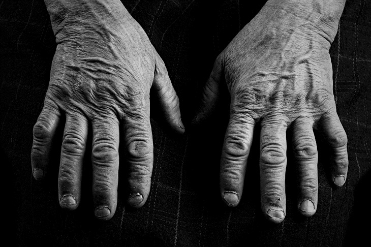 Científicos Diseñan Células Para Alargar La Vida, manos de un adulto mayor