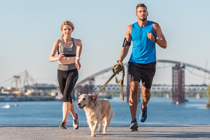 6 Consejos De Seguridad Para Correr Con Tu Perro, pareja corriendo con su perro