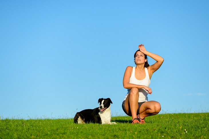 6 Consejos De Seguridad Para Correr Con Tu Perro, mujer descansando con su perro