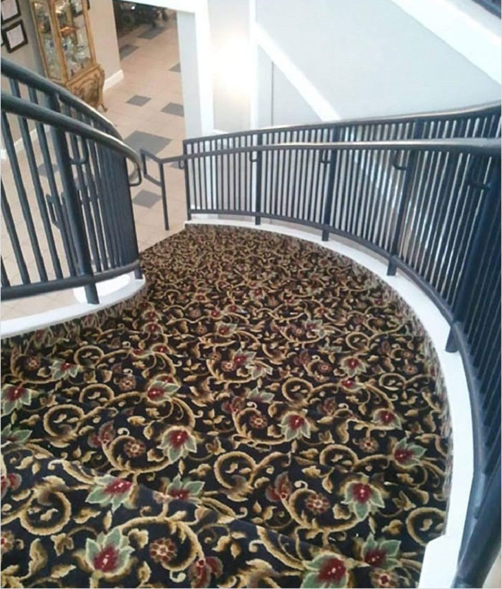 Escaleras Peligrosas, alfombra