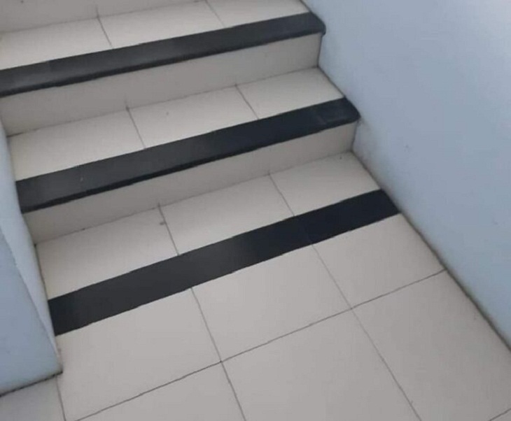 Escaleras Peligrosas, marca color negro