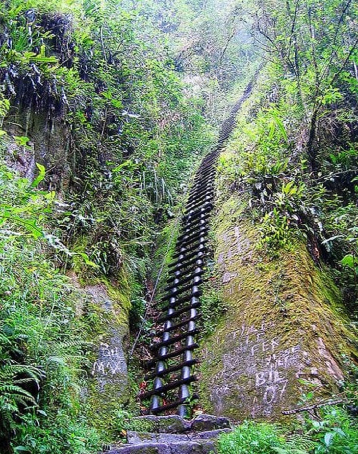 Escaleras Peligrosas, Aguas Calientes, Perú