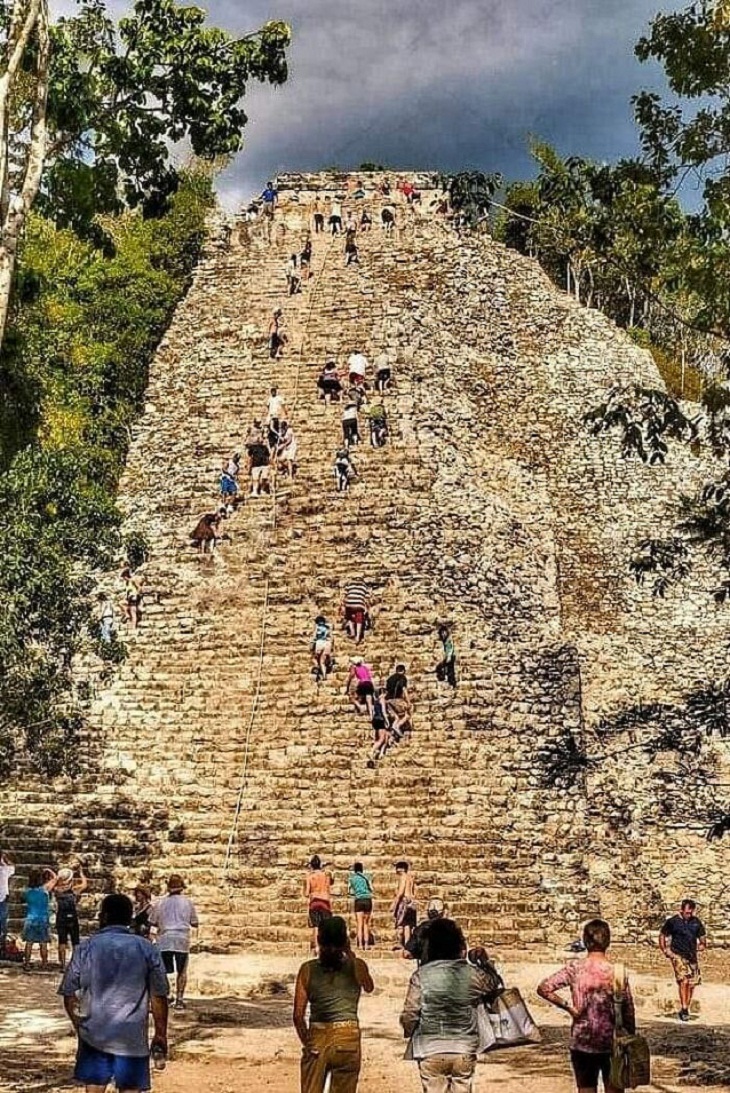 Escaleras Peligrosas, pirámide