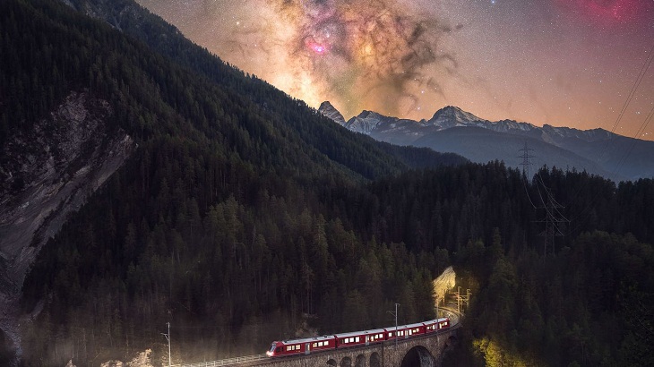 Fotógrafo De La Vía Láctea Del Año, Suiza, El tren de la noche