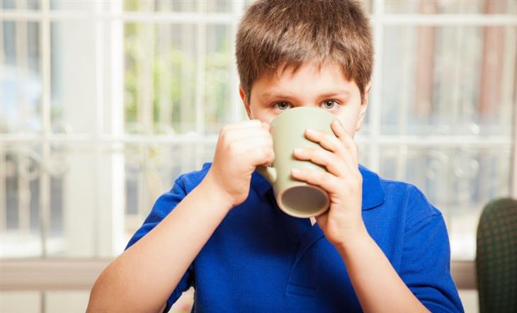 Consumo De Cafeína En Niños, niño bebiendo de una taza