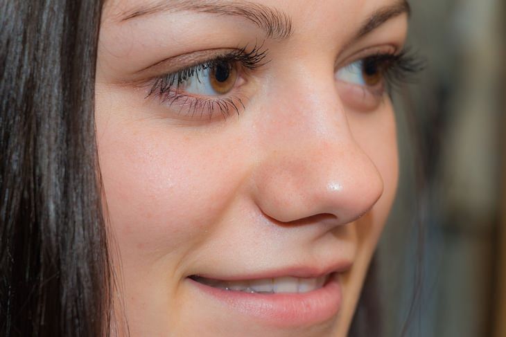 reducir la hinchazón y las ojeras alrededor de los ojos