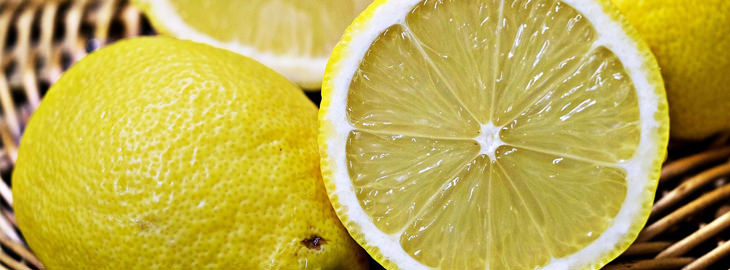  Limón: elimina el olor a pescado