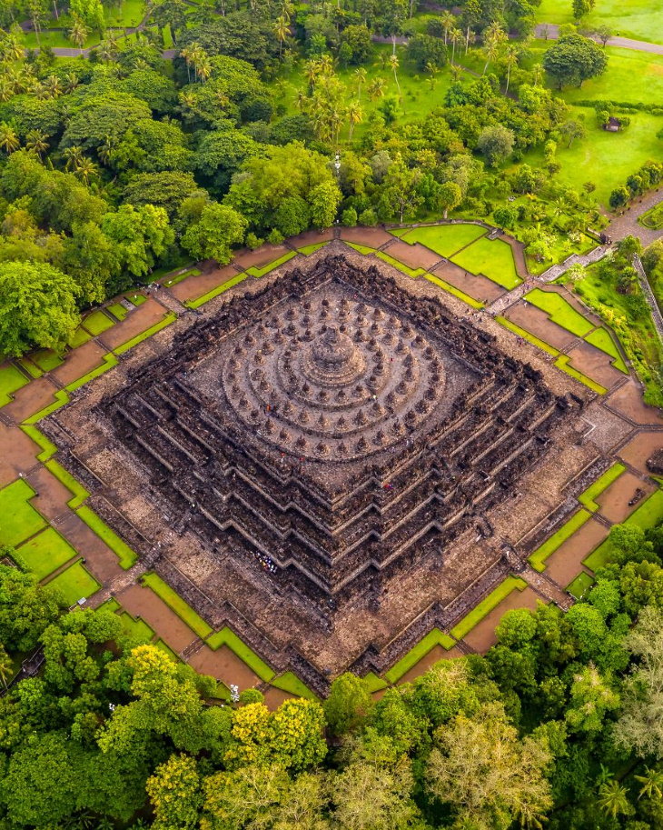 Ganadores De Fotografía Concurso Agora, Rodeado de 72 estatuas de Buda - El Gran Candi Borobudur