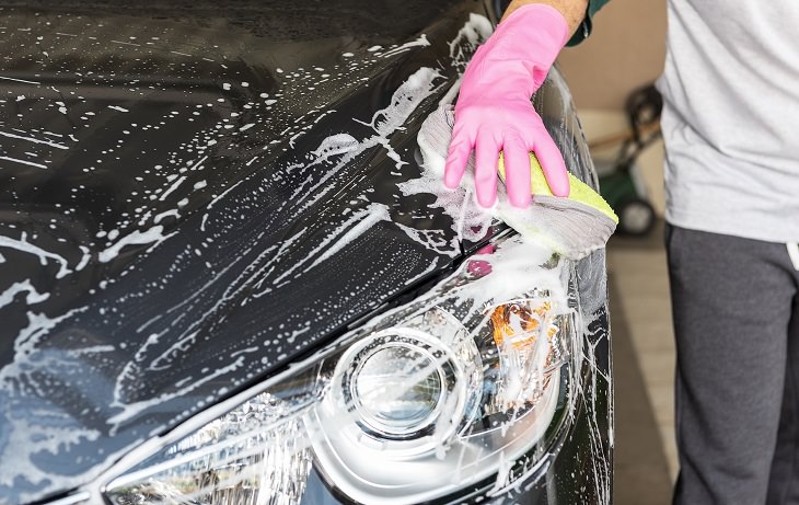 Consejos Para Limpiar Tu Auto De Forma Natural, limpiando con esponja