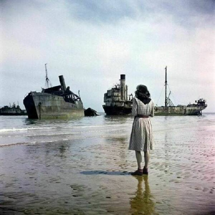  Mujer en la playa de Omaha en Normandía en 1974