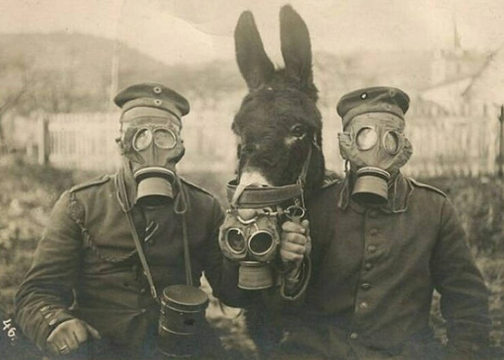Soldados con máscara antigas en 1916