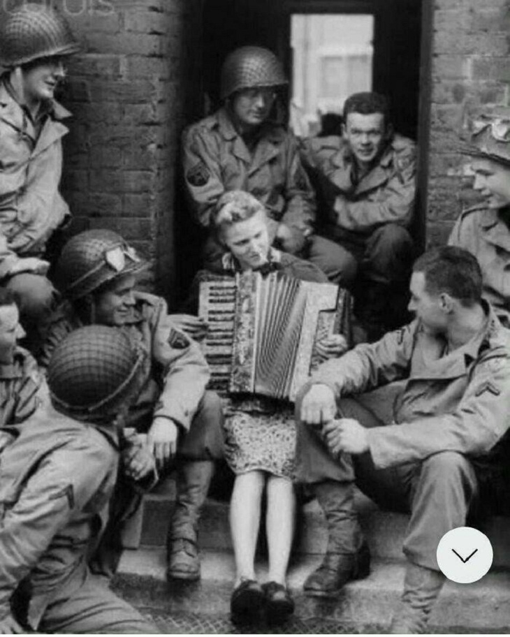 Mujer toca el acordeón a los soldados 