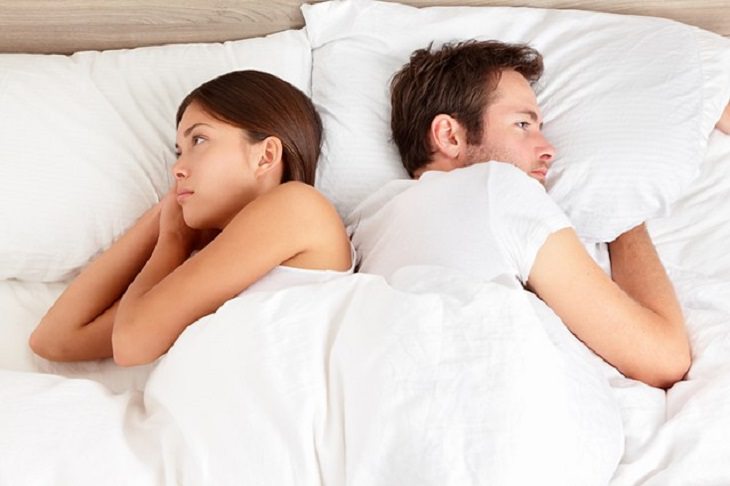Ideas Erróneas Sobre El Matrimonio, pareja acostados en la cama