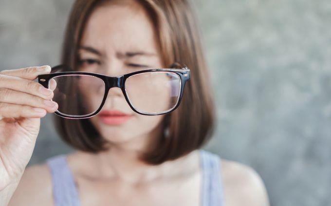 Encuentra las diferencias: una mujer con anteojos tiene problemas para ver