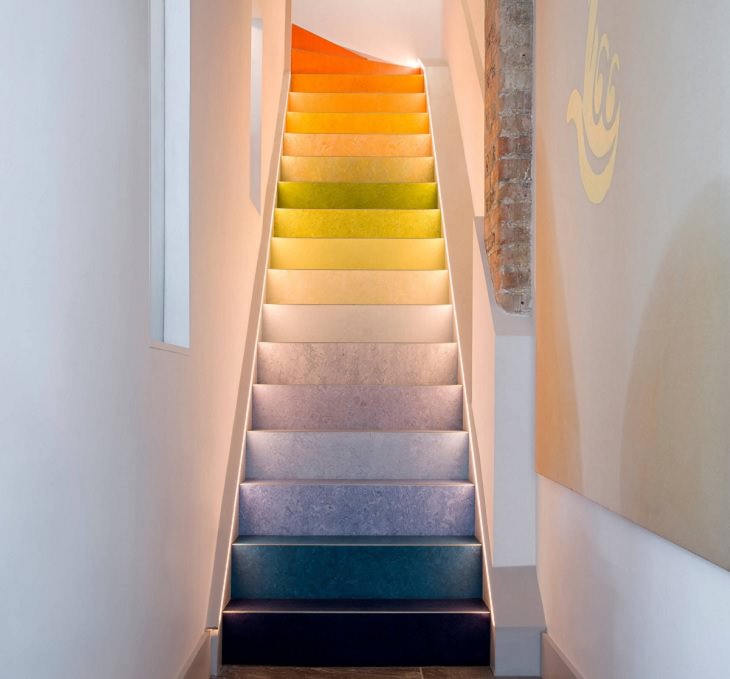 Escalera de acuarela con gradiente de arcoíris