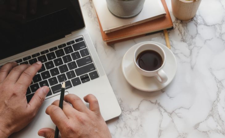 Estudio Científico Sobre El Café, taza de café y una laptop