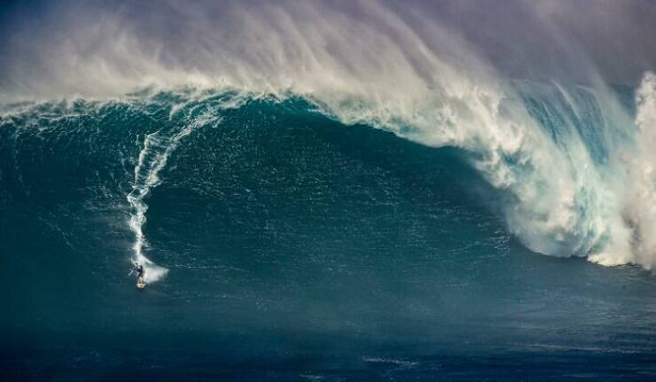 El surf de olas grandes es difícil de ver
