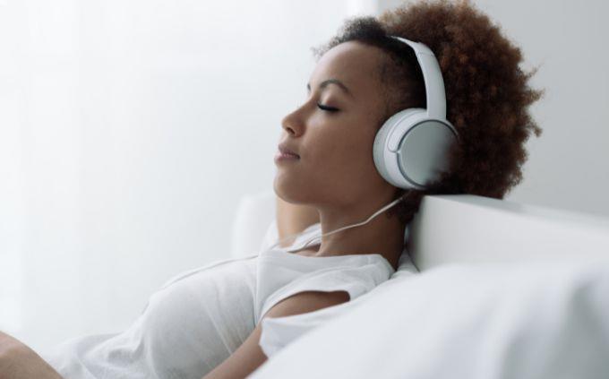 Qué fenómeno natural refleja quién eres: una mujer que escucha música