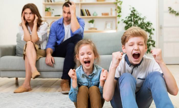 Por Qué Los Niños Se Portan Mal Cerca De Su Mamá, niños gritando