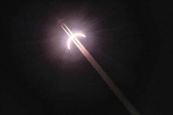 Fotos De Aviación, un avión cruzando un eclipse