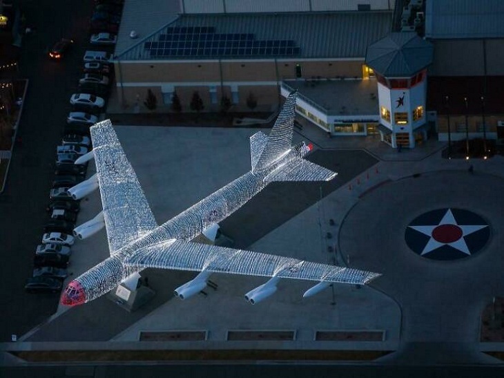 Fotos De Aviación, luces navideñas decorando un B-52