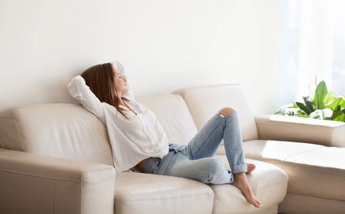 Cuál es el sabor de tu personaje: Una mujer descansando en un sofá