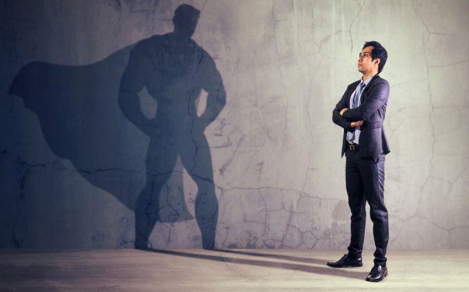 Cuál es el sabor de tu personaje: un hombre parado frente a su sombra que parece un superhéroe