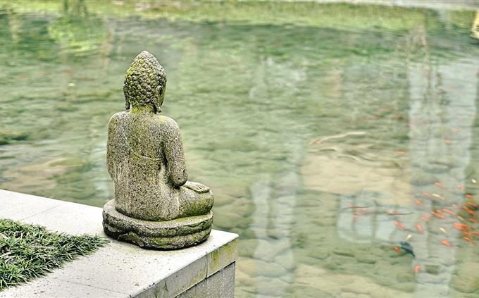 El origen de la prueba de la mente: una estatua de un hombre meditando