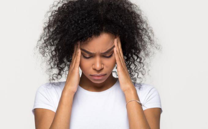Estás agotado o estresado: una mujer sosteniendo su cabeza