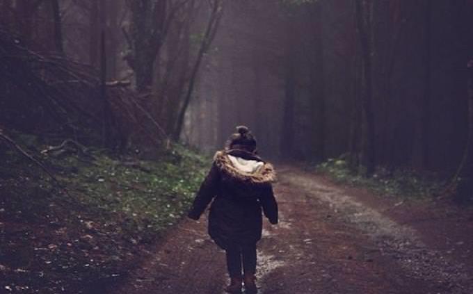 Chica caminando en el bosque