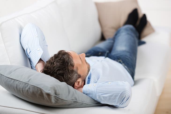 Guía Para Arreglar Tus Cojines, hombre descansando en el sofá
