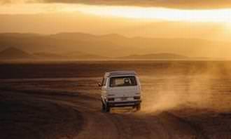 vehículo atravesando el desierto