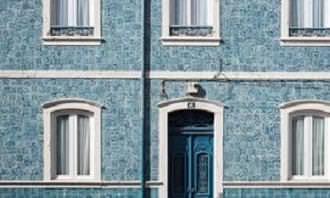 puerta turquesa y una casa azul