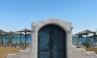 puerta construida en una pared en la playa
